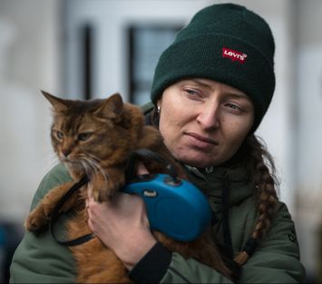 En ukrainsk kvinde holder sin kat tæt til sig.