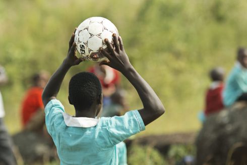 Drenge spiller fodbold i Kampangi