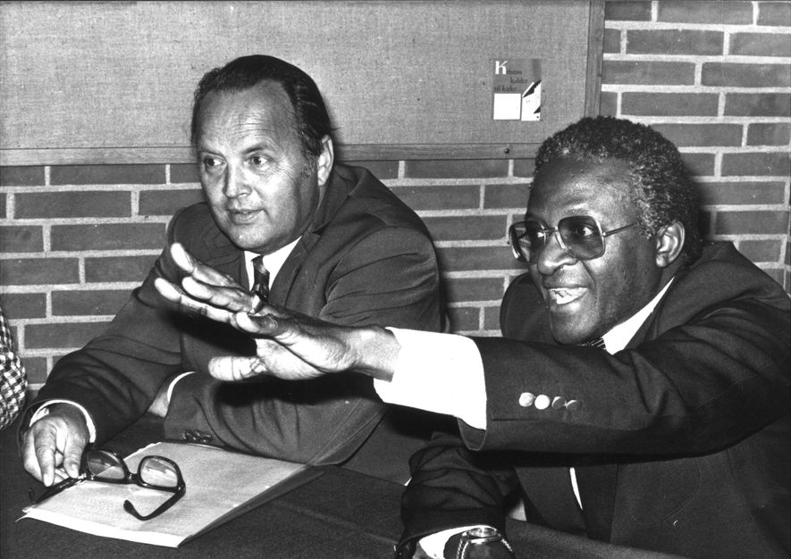Biskop Demond Tutu, generalsekretær for Sydafrikas Kirkeråd, og Jens Jørgen Thomsen , generalsekretær for Folkekirkens Nødhjælp, under Tutus besøg i København, september 1979