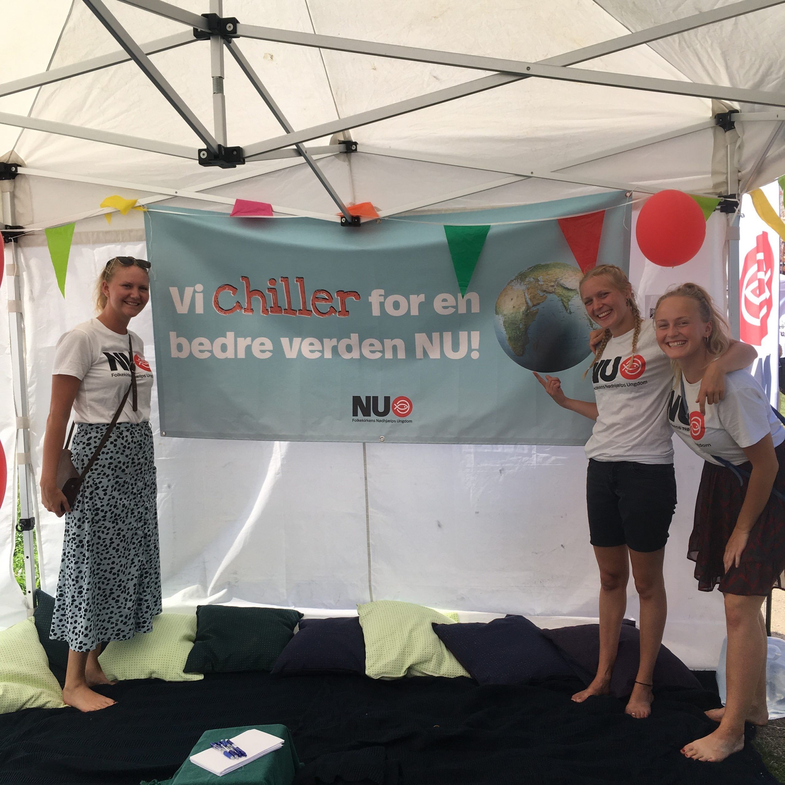 Piger fra NU med banner til Stella polaris