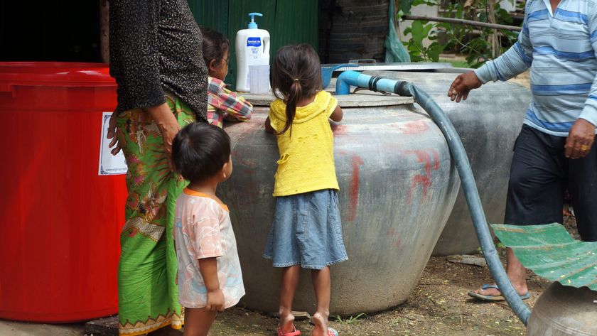 FKN uddeler drikkevand, vandbeholder og vandrensning til fattige familier i Kampong Speu, Cambodia.