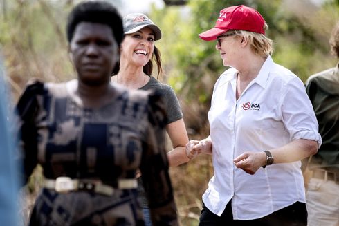 H.K.H. Prinsesse Marie og Generalsekretær Birgitte Qvist-Sørensen går en tur i Uganda