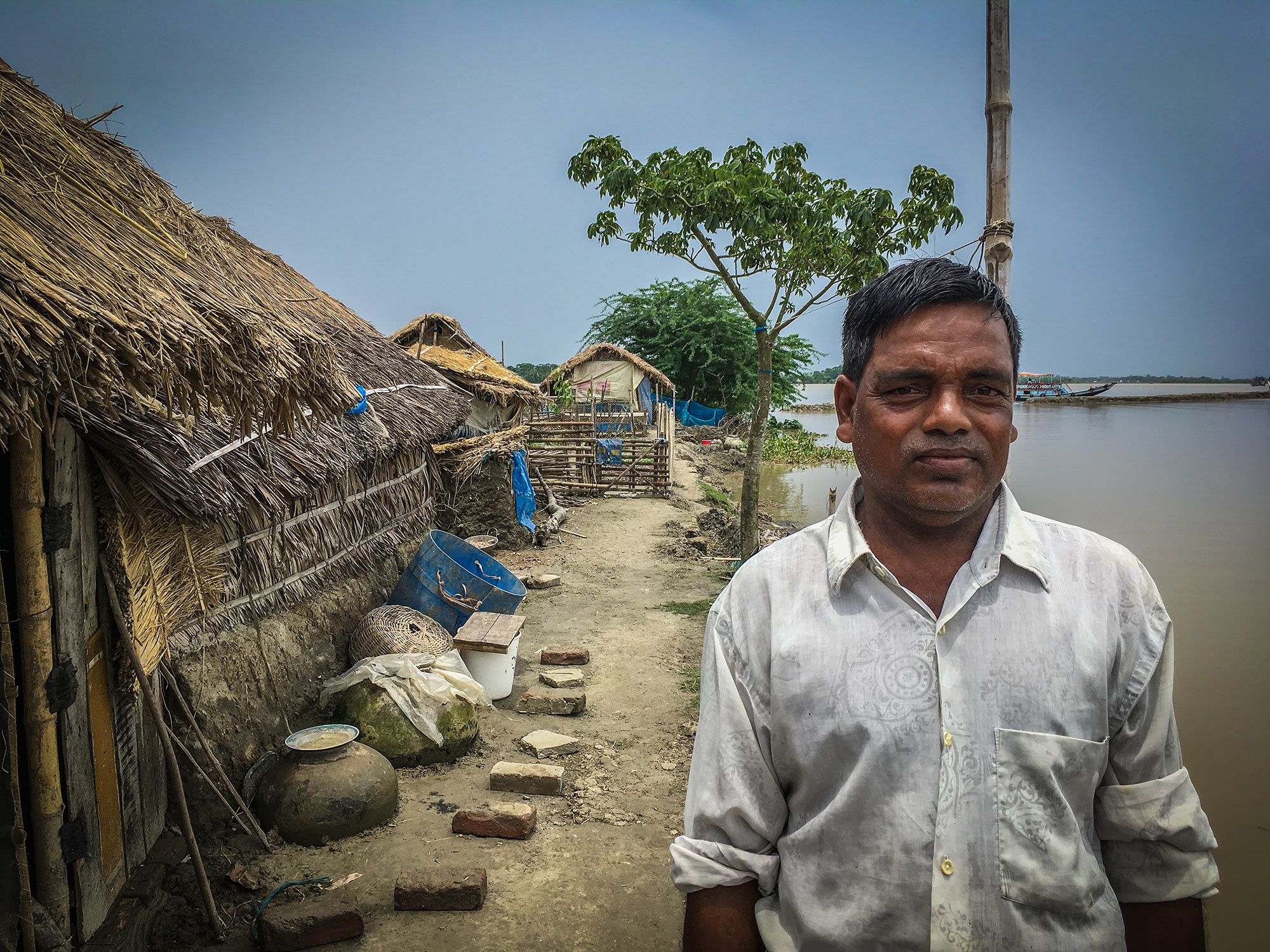 Poritush Bayn bor i en simpel hytte i Bangladesh