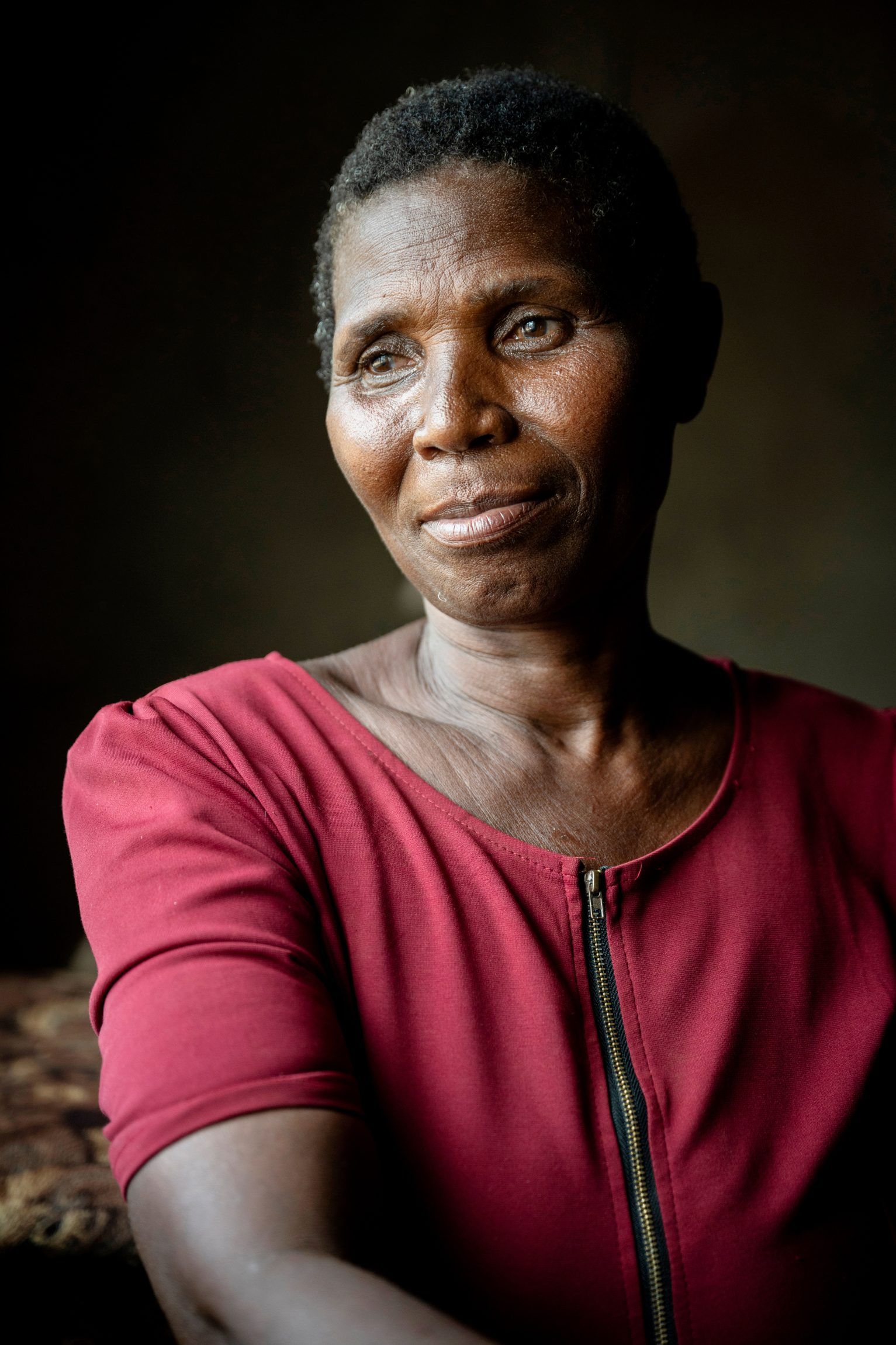 Jessie Kumwenda, 56 år, bor i landsbyen Chibalazi i det nordlige Malawi.. Modtog 10 kyllinger i 2018. I dag har hun over 80 kyllinger og driver et mikrolandbrug. Giv en kylling Malawi DCA. 2024