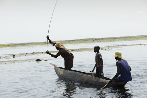 Fiskere i en båd på Nilen med fiskerudstyr